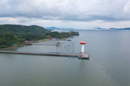 Foto de Vista aérea de la torre del faro, Khao Lak con agua de mar, mar de Andamán en la isla de Phang Nga Bay en temporada de verano, Tailandia. Atracción turística. - Imagen libre de derechos