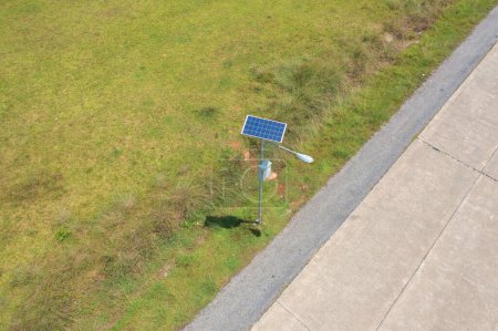 Foto de Vista aérea de pequeños paneles solares o células solares sobre hierba de fábrica. Central eléctrica, fuente de energía limpia renovable. Tecnología ecológica para la energía eléctrica en la industria. - Imagen libre de derechos