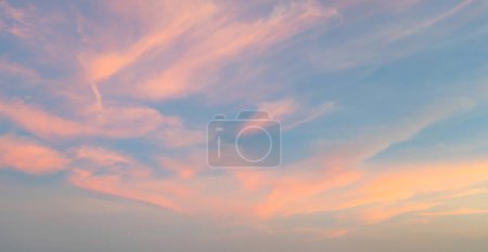Téléchargez les photos : Coucher de soleil. Nature abstraite. Bleu dramatique avec des nuages colorés orange au crépuscule. - en image libre de droit