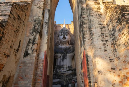 Foto de El buddha en Wat Si Chum en Sukhothai Historical Park, pagoda stupa, Sukhothai, Tailandia. Arquitectura del templo budista tailandés. Atracción turística. - Imagen libre de derechos