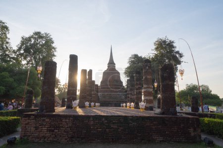 Foto de Sukhothai Historical Park festival, buddha pagoda stupa en un templo, Sukhothai, Tailandia. Arquitectura del templo budista tailandés. Atracción turística. - Imagen libre de derechos