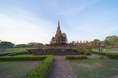 Téléchargez les photos : Festival du parc historique de Sukhothai, stupa de pagode de buddha dans un temple, Sukhothai, Thaïlande. Architecture du temple bouddhiste thaïlandais. Attraction touristique. - en image libre de droit