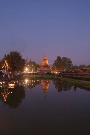 Téléchargez les photos : Festival du parc historique de Sukhothai, stupa de pagode de buddha dans un temple, Sukhothai, Thaïlande. Architecture du temple bouddhiste thaïlandais la nuit. Attraction touristique. - en image libre de droit