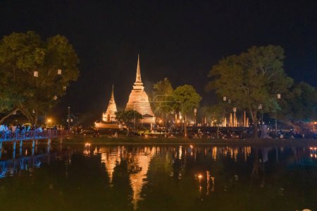 Téléchargez les photos : Festival du parc historique de Sukhothai, stupa de pagode de buddha dans un temple, Sukhothai, Thaïlande. Architecture du temple bouddhiste thaïlandais la nuit. Attraction touristique. - en image libre de droit