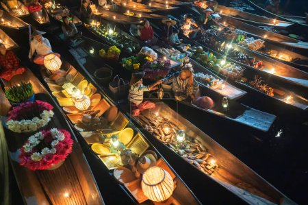 Téléchargez les photos : Damnoen Saduak Floating Market ou Amphawa. La population locale vend des fruits, de la nourriture traditionnelle sur des bateaux dans le canal, district de Ratchaburi, Thaïlande. Destination touristique asiatique célèbre. Festival en Asie. - en image libre de droit
