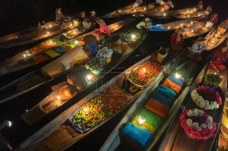 Foto de Damnoen Saduak Floating Market o Amphawa. La gente local vende frutas, comida tradicional en botes en el canal, distrito de Ratchaburi, Tailandia. Famoso destino turístico asiático. Festival en Asia. - Imagen libre de derechos