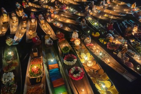 Téléchargez les photos : Damnoen Saduak Floating Market ou Amphawa. La population locale vend des fruits, de la nourriture traditionnelle sur des bateaux dans le canal, district de Ratchaburi, Thaïlande. Destination touristique asiatique célèbre. Festival en Asie. - en image libre de droit