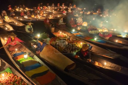 Foto de Damnoen Saduak Floating Market o Amphawa. La gente local vende frutas, comida tradicional en botes en el canal, distrito de Ratchaburi, Tailandia. Famoso destino turístico asiático. Festival en Asia. - Imagen libre de derechos