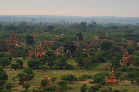 Téléchargez les photos : Vue aérienne du sommet des temples birmans de la ville de Bagan depuis un ballon, patrimoine mondial de l'UNESCO avec des arbres forestiers, le Myanmar ou la Birmanie. Destination touristique. - en image libre de droit
