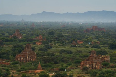 Foto de Vista aérea de los templos birmanos de la ciudad de Bagan desde un globo, patrimonio mundial de la Unesco con árboles forestales, Myanmar o Birmania. Destino turístico. - Imagen libre de derechos