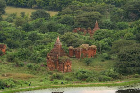 Foto de Vista aérea de los templos birmanos de la ciudad de Bagan desde un globo, patrimonio mundial de la Unesco con árboles forestales, Myanmar o Birmania. Destino turístico. - Imagen libre de derechos