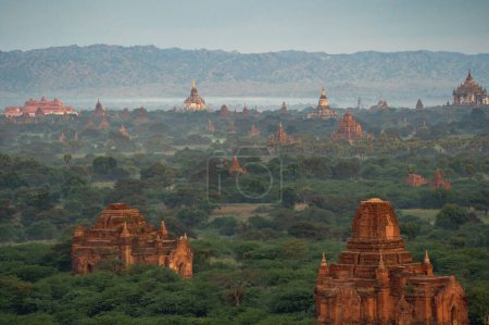 Téléchargez les photos : Vue aérienne du sommet des temples birmans de la ville de Bagan depuis un ballon, patrimoine mondial de l'UNESCO avec des arbres forestiers, le Myanmar ou la Birmanie. Destination touristique. - en image libre de droit