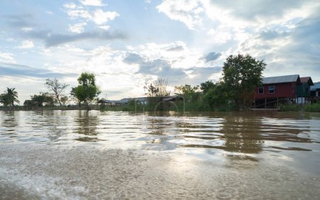 Foto de Inle Lake City, el pueblo flotante de la ciudad urbana casas, lago mar o río. Naturaleza paisaje pesca y herramientas de pesca, Myanmar. Acuicultura - Imagen libre de derechos