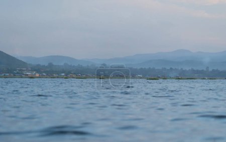 Foto de Inle Lake City, el pueblo flotante de la ciudad urbana casas, lago mar o río. Naturaleza paisaje pesca y herramientas de pesca, Myanmar. Acuicultura - Imagen libre de derechos