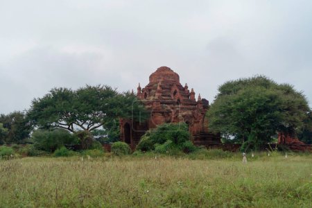 Foto de Templos birmanos de la ciudad de Bagan de un globo, patrimonio mundial de la unesco con árboles forestales, Myanmar o Birmania. Destino turístico. - Imagen libre de derechos