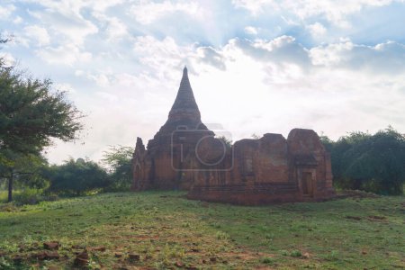 Foto de Templos birmanos de la ciudad de Bagan de un globo, patrimonio mundial de la unesco con árboles forestales, Myanmar o Birmania. Destino turístico. - Imagen libre de derechos