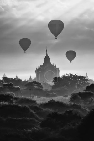 Foto de Globos volando sobre templos birmanos de la ciudad de Bagan desde un globo, patrimonio mundial de la Unesco con árboles forestales, Myanmar o Birmania. Destino turístico. - Imagen libre de derechos