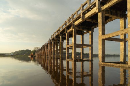 Téléchargez les photos : Pont U Bein avec lac, Pont en bois à Mon village, Myanmar ou Birmanie, Asie. - en image libre de droit