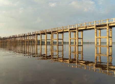 U Bein Puente con lago, Puente de madera en la aldea de Mon, Myanmar o Birmania, Asia.