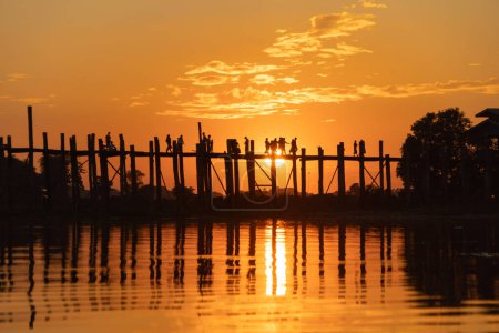 U Bein Brücke mit See, Holzbrücke in Mon Dorf, Myanmar oder Burma, Asien.
