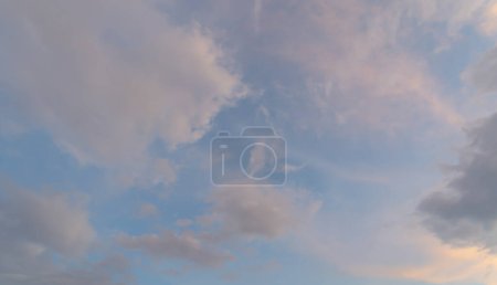 Téléchargez les photos : Coucher de soleil. Nature abstraite. Bleu dramatique avec des nuages colorés orange au crépuscule. - en image libre de droit