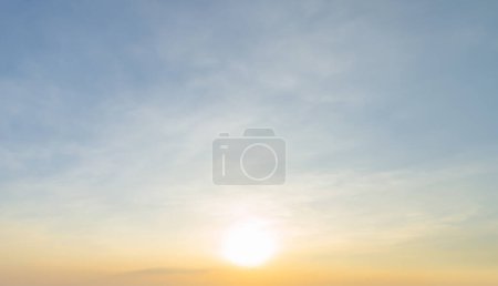 Foto de Cielo atardecer. Fondo abstracto de la naturaleza. Dramático azul con nubes de color naranja en el crepúsculo. - Imagen libre de derechos