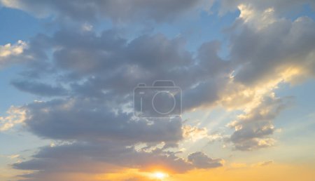Foto de Cielo atardecer. Fondo abstracto de la naturaleza. Dramático azul con nubes de color naranja en el crepúsculo. - Imagen libre de derechos