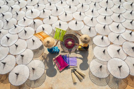 Foto de Gente de Myanmar haciendo sombrillas blancas. Decoración. Estilo de vida - Imagen libre de derechos