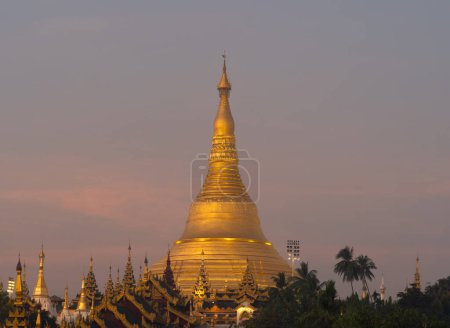Téléchargez les photos : Pagode Shwedagon, temples birmans de la ville de Bagan, patrimoine mondial de l'Unesco, Yangon, Myanmar ou Birmanie. Destination touristique. - en image libre de droit
