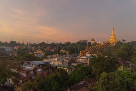 Téléchargez les photos : Pagode Shwedagon, temples birmans de la ville de Bagan, patrimoine mondial de l'Unesco, Yangon, Myanmar ou Birmanie. Destination touristique. - en image libre de droit