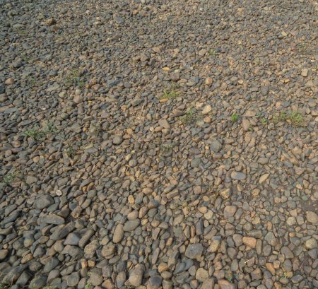 Foto de Granito piedra grava rocas suelo patrón textura de la superficie. Primer plano del material exterior para el fondo de decoración de diseño. Escombros - Imagen libre de derechos