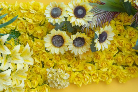 Téléchargez les photos : Fond de décoration fleur jaune. - en image libre de droit
