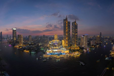 Téléchargez les photos : Vue aérienne des bateaux et du pont Taksin avec la rivière Chao Phraya, Bangkok Centre-ville. Thaïlande. Quartier financier et centres d'affaires dans une ville urbaine intelligente. gratte-ciel et immeubles de grande hauteur. - en image libre de droit
