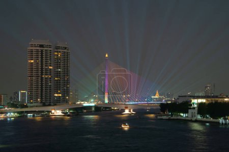 Téléchargez les photos : Vue aérienne du pont Rama 8 dans la structure du concept d'architecture suspendue, ville urbaine, Bangkok. Centre-ville au coucher du soleil, Thaïlande. - en image libre de droit