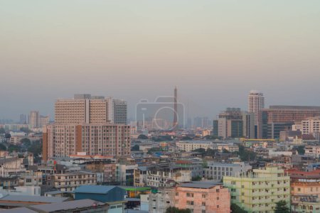 Téléchargez les photos : Vue aérienne du pont Rama 8 dans la structure du concept d'architecture suspendue, ville urbaine, Bangkok. Centre-ville au coucher du soleil, Thaïlande. - en image libre de droit