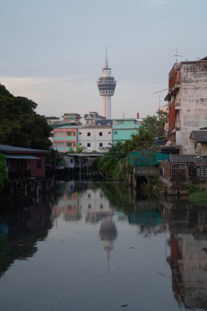 Samut Prakan Aussichtsturm mit Flussreflexion in der Stadt, Thailand.