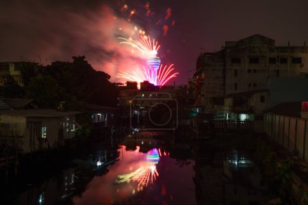 Téléchargez les photos : Célébration de feux d'artifice à la Samut Prakan Observation Tower avec reflet de rivière dans la ville urbaine, Thaïlande. - en image libre de droit