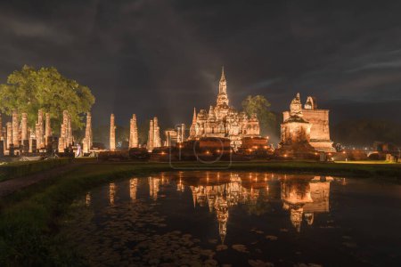 Foto de Sukhothai Historical Park festival, buddha pagoda stupa en un templo, Sukhothai, Tailandia. Arquitectura del templo budista tailandés por la noche. Atracción turística. - Imagen libre de derechos