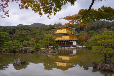 Foto de Templo Kinkakuji en Kyoto, Japón. Atracción turística. Pagoda dorada - Imagen libre de derechos