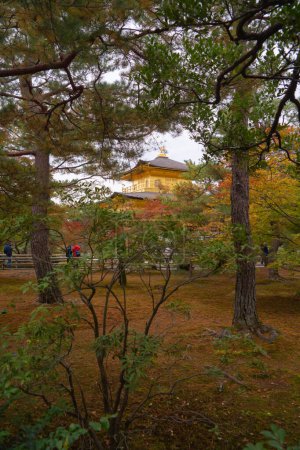 Téléchargez les photos : Temple Kinkakuji à Kyoto, Japon. Attraction touristique. Pagode dorée - en image libre de droit