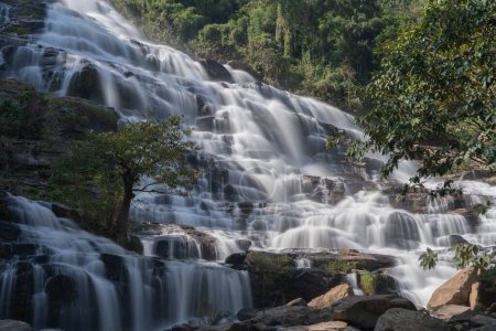 Téléchargez les photos : Cascade de Mae Ya, parc national Doi Inthanon à Chiangmai, Thaïlande. Célèbre paysage nature arrière-plan - en image libre de droit