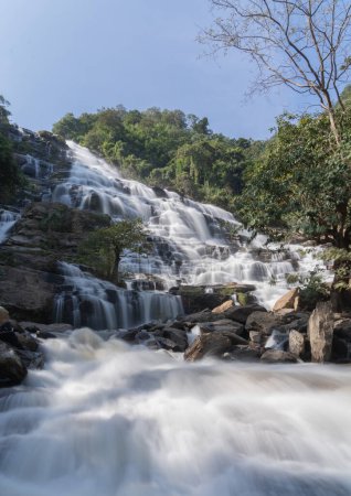 Foto de Cascada Mae Ya, parque nacional Doi Inthanon en Chiangmai, Tailandia. Famosa naturaleza paisaje fondo - Imagen libre de derechos