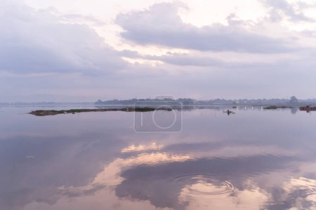 Reflet du lac avec ciel couchant. Nature paysage fond.