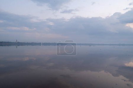 Téléchargez les photos : Reflet du lac avec ciel couchant. Nature paysage fond. - en image libre de droit