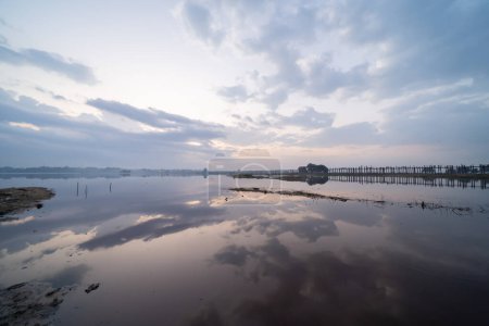 Téléchargez les photos : Reflet du lac avec ciel couchant. Nature paysage fond. - en image libre de droit