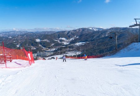 Foto de Estación de esquí con nieve de montaña, recreación deportiva en temporada de invierno. - Imagen libre de derechos