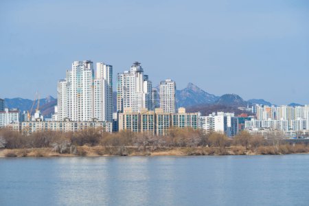 Foto de Centro de Seúl con el horizonte del lago del río, Corea del Sur. Distrito financiero y centros de negocios en la ciudad urbana inteligente de Asia. Rascacielos y edificios de gran altura. - Imagen libre de derechos