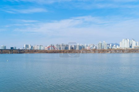 Téléchargez les photos : Séoul Centre-ville avec horizon du lac de la rivière, Corée du Sud. Quartier financier et centres d'affaires dans la ville urbaine intelligente en Asie. gratte-ciel et immeubles de grande hauteur. - en image libre de droit