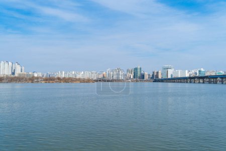 Téléchargez les photos : Séoul Centre-ville avec horizon du lac de la rivière, Corée du Sud. Quartier financier et centres d'affaires dans la ville urbaine intelligente en Asie. gratte-ciel et immeubles de grande hauteur. - en image libre de droit