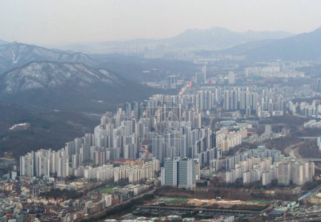 Foto de Vista aérea de Seúl Downtown Skyline, Corea del Sur. Distrito financiero y centros de negocios en la ciudad urbana inteligente de Asia. Rascacielos y edificios de gran altura. - Imagen libre de derechos